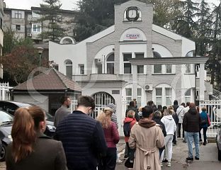 У БЕОГРАДУ ОД РАНОГ ЈУТРА ГРАЂАНИ У РЕДОВИМА ЧЕКАЈУ ДА ГЛАСАЈУ