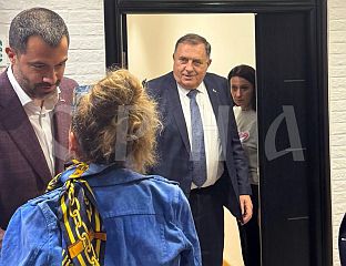 ВУЧИЋ И ДОДИК СТИГЛИ У СЈЕДИШТЕ СНС-а НА НОВОМ БЕОГРАДУ