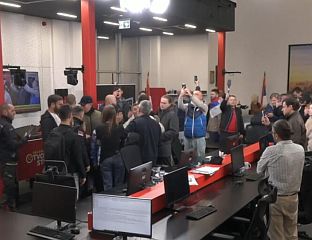 ЈАКЕ ПОЛИЦИЈСКЕ СНАГЕ НА ПРИЛАЗУ "ИНФОРМЕРУ"