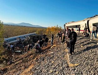 НАЈМАЊЕ 46 ПОГИНУЛИХ У СУДАРУ ВОЗОВА