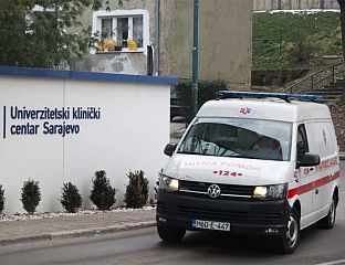 МУШКАРАЦ ПРЕМИНУО ОД ПОВРЕДА ЗАДОБИЈЕНИХ У УДЕСУ НА КОМАРУ