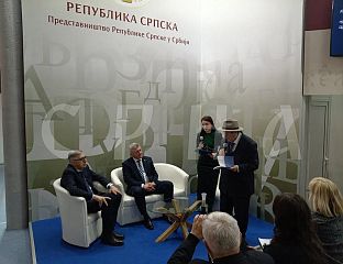 НА ШТАНДУ СРПСКЕ КЊИЖЕВНО ВЕЧЕ, СА ПЈЕСНИЦИМА И МИНИСТАР МАСТИЛОВИЋ