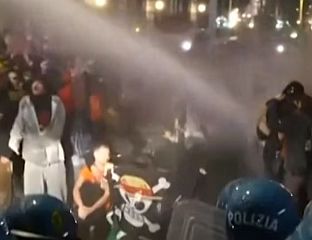 ПОЛИЦИЈА ВОДЕНИМ ТОПОМ ПОКУШАВА ДА РАСТЈЕРА ДЕМОНСТРАНТЕ