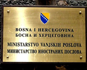 САРАЈЕВО, 17. АПРИЛА /СРНА/ - У Министарству иностраних послова /МИП/ у Савјету министара евидентан је велики дисбаланс на рачун Срба у националној структури руководилаца, именованих лица и руководећих државних службеника, гдје је од 15 лица осам Бошњака, два Србина и пет Хрвата, док из реда осталих нема ниједног лица.