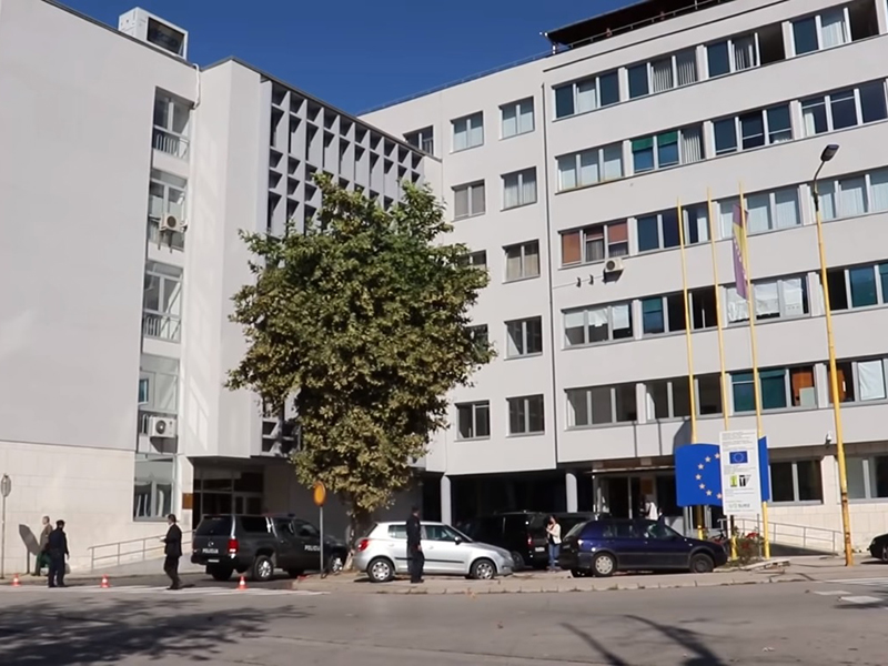 ТУЗЛА, 24. АПРИЛА /СРНА/ - Кантонални суд у Тузли одредио је једномјесечни притвор Махиру Алићу /25/ из Бокавића код Лукавца због сумње да је починио убиство, саопштено је данас из Кантоналног тужилаштва.