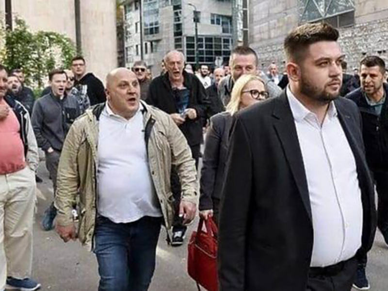 САРАЈЕВО, 29. АПРИЛА /СРНА/ - Хасан Лиховац, кандидат СДА на локалним изборима за одборника у општини Хаџићи, један је од нападача на посланика НЕС-а у Представничком дому Парламента Федерације БиХ /ФБиХ/ Кенана Узуновића након јучерашње сједнице парламента на којој је изабрана нова федерална Влада, сазнаје портал "Аваза".