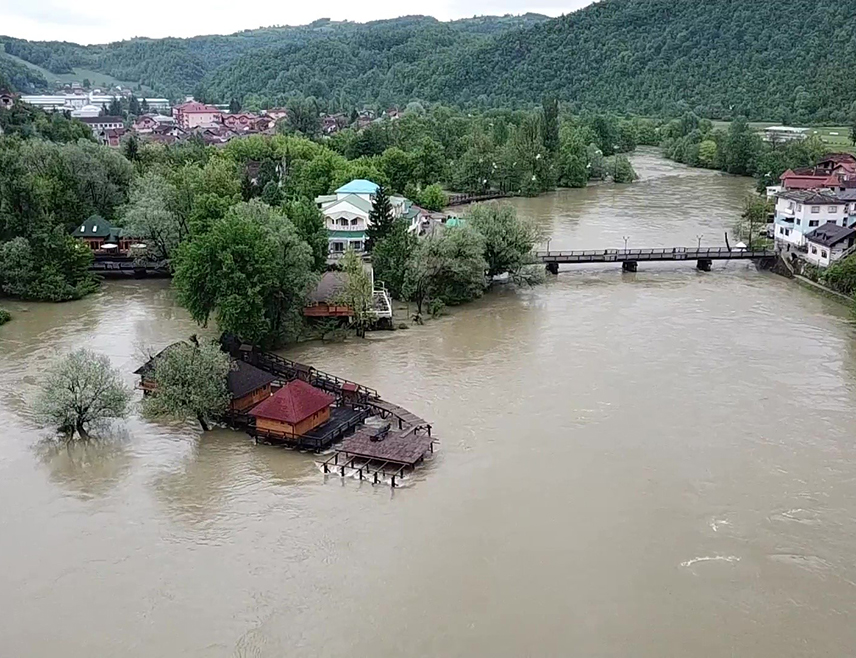 САРАЈЕВО, 16. МАЈА /СРНА/ - Водостаји ријеке Сане и њених притока су у порасту, а најтеже је у мјестима Врше, Непреље, Стари Мајдан, Трнова, Алагића поље и Здена у општини Сански мост, гдје је вода стигла до стамбених објеката, а поједина су и поплављени, подаци су Федералне управе цивилне заштите.