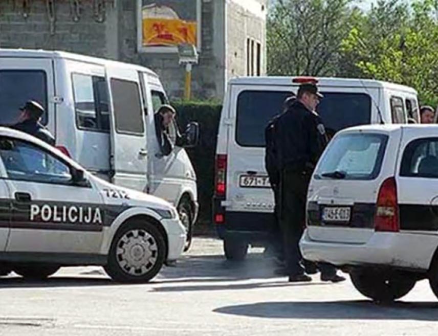 МОСTАР, 25. МАЈА /СРНА/ - Полицајци који су интервенисали приликом напада на чланове бијељинског Клуба малог фудбала "Радник МД шоп" у Мостару препознали су три особе које су од раније познате полицији, а данас се ради и на анализи видео-надзора из спортског центра "Митхад Хујдур Хујка", рекао је Срни поптпарол Министарства унутрашњих послова /МУП/ Херцеговачко-неретванског кантона Људевит Марић.