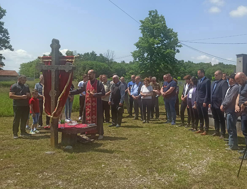 БРЧКО, 25. МАЈА /СРНА/ - Полагањем вијенаца, паљењем свијећа и поменом код спомен-обиљежја у Пурашевини код Брчког одата је почаст погинулим српским војницима из тог мјеста - Миленку Медићу и Златку Јовићу.