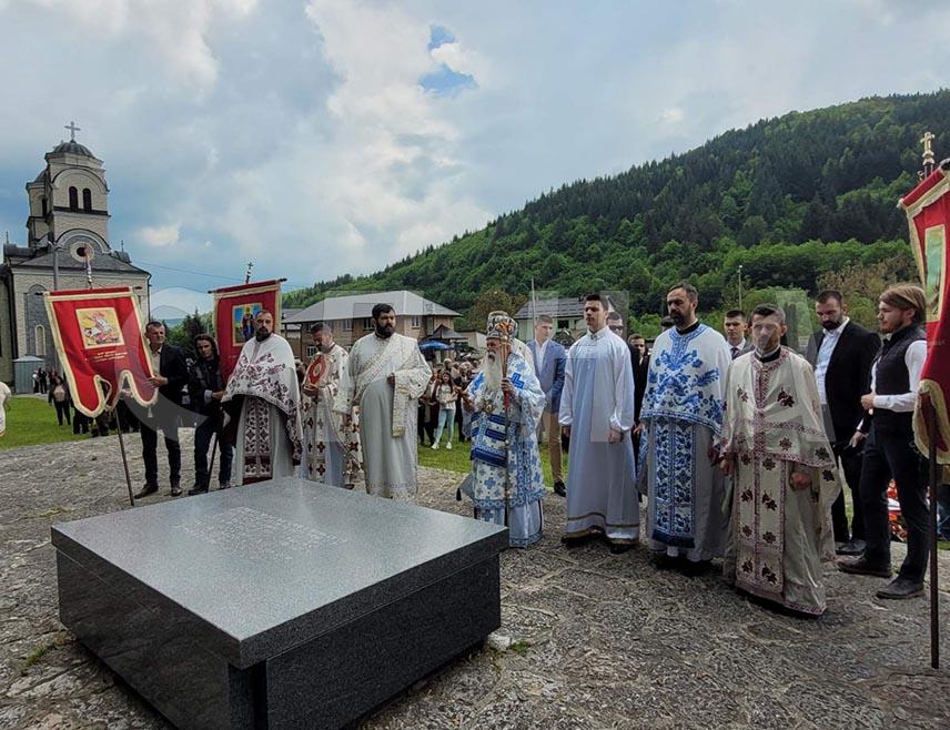 ПОДГРАБ, 25. МАЈА /СРНА/ - Његово високопреосвештенство митрополит дабробосански Хризостом служио је данас у Подграбу код Пала парастос за погинуле српске борце.