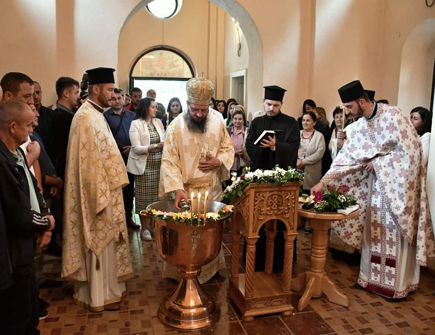 КЉУЧ, 25. МАЈА /СРНА/ - Празник Вазнесења Господњег - Спасовдан прослављен је данас у Кључу гдје је Свету архијерејску литургију служио Његово преосвештенство епископ бихаћко-петровачки Сергије који је у бесједи подсјетио на љубав Бога према човјеку и о потреби да се сачувају храмови и свети гробови у мученички напаћеној Крајини.