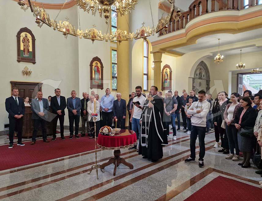 БАЊАЛУКА, 27. МАЈА /СРНА/ - У Цркви Успења Пресвете Богородице у Бањалуци данас је служен парастос за 153 погинула српска борца из бањалучких мјесних заједница Кочићев вијенац, Булевар и Побрђе.
