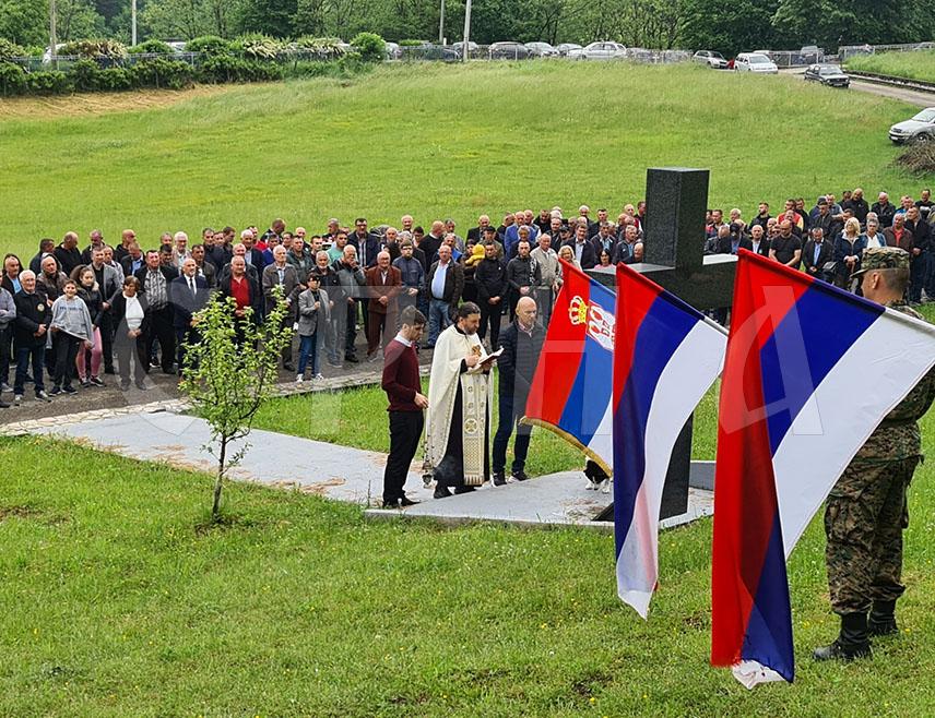 ПЕТРОВО, 28. MАJА /СРНА/ - У Петрову је данас обиљежен Дан Друге озренске лаке пјешадијске бригаде чији је 421 припадник погинуо у Одбрамбено-отаџбинском рату.
