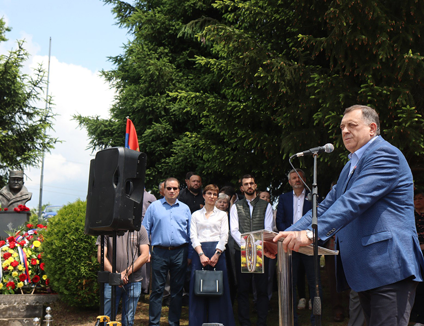 БАЊАЛУКА, 28. МАЈА /СРНА/ - Предсједник Републике Српске Милорад Додик изјавио је данас да је генерал Момир Талић несумњиво један од најзаслужнијих за постојање Републике Српске и да је дао значајан печат ослободилачкој борби српског народа у вријеме Отаџбинског рата.