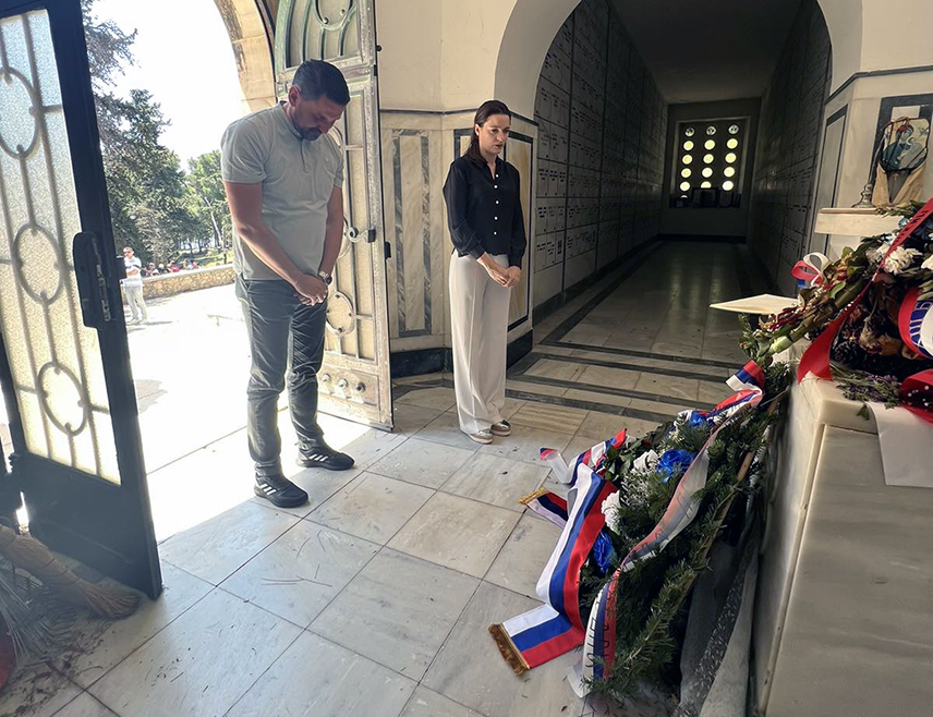 БАЊАЛУКА, 28. МАЈА /СРНА/ - Министар за европске интеграције и међународну сарадњу Републике Српске Златан Клокић положио је данас вијенац на споменик српским војницима у маузолеју на острву Видо, те истакао да је њихово страдање било врхунац трагедије српског народа након албанске голготе и да Српска то никада неће заборавити.