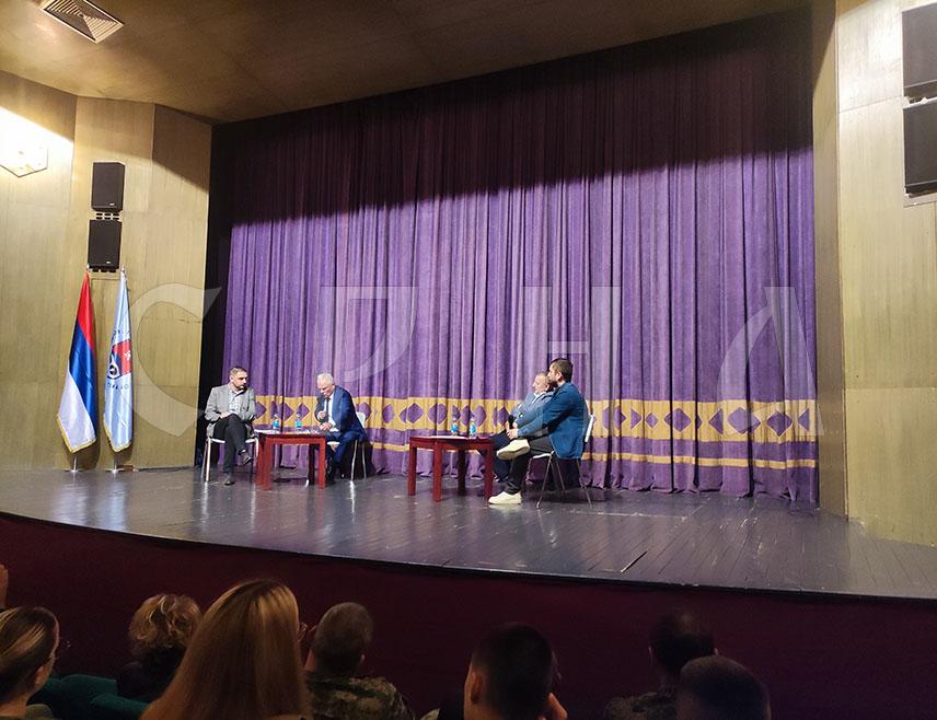 ПРИЈЕДОР, 29. МАЈА /СРНА/ - У организацији Градске управе у Приједору је вечерас одржана панел-дискусија под називом "О херојима одбране града" на којој су учесници одбране Приједора од муслиманско-хрватских паравојних формација 30. маја 1992. године свједочили о овом догађају у којем је живот изгубило 15, а рањено 26 бораца.