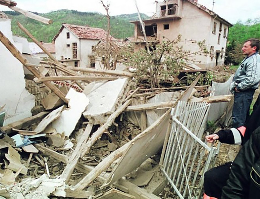 БЕОГРАД, 31. МАЈА /СРНА/ - Навршиле су се 24 године од НАТО бомбардовања Сурдулуце, када је убијено 15 избјеглица из бивше Републике Српске Крајине и четворо стараца.