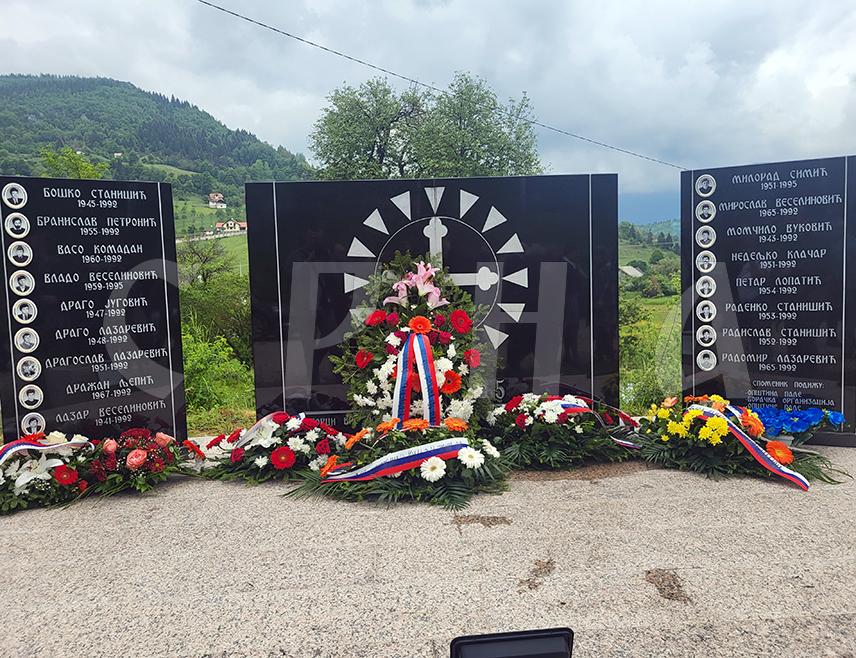 ПАЛЕ, 1. ЈУНА /СРНА/ - У Љубогошти код Пала данас је служен помен и положени вијенци на споменик за 17 погинулих бораца из тог мјеста у Одбрамбено-отаџбинском рату.