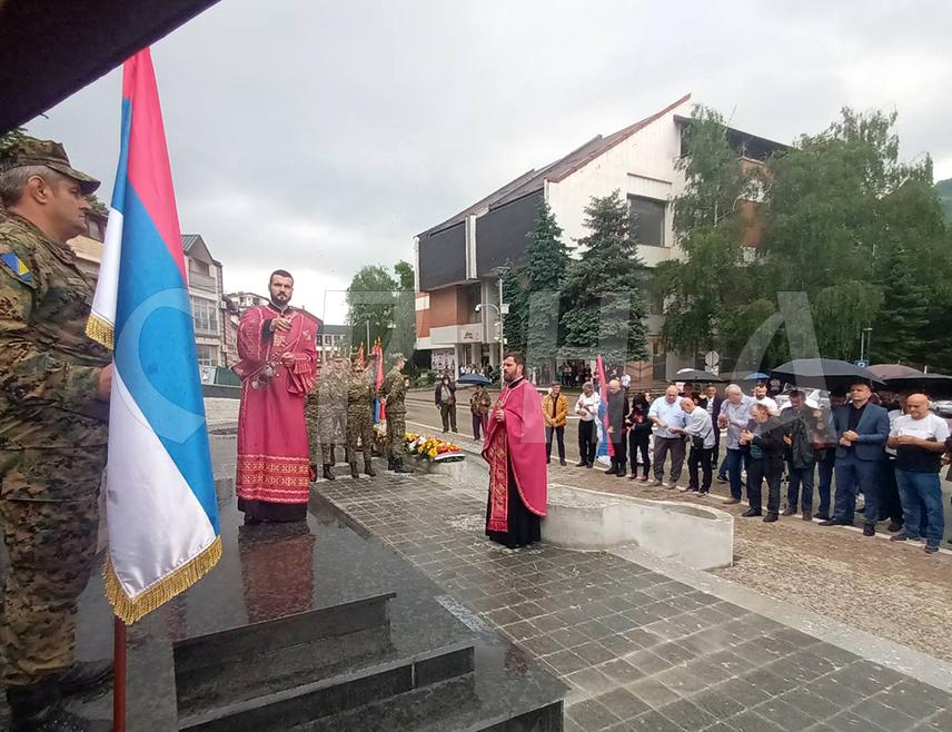 ЗВОРНИК, 3. ЈУНА /СРНА/ - У Зворнику је данас обиљежена 31 година од формирања Зворничке бригаде Војске Републике Српске, а тим поводом је код споменика за 1.080 погинулих бораца у Одбрамбено-отаџбинском рату служен парастос те положени вијенци.