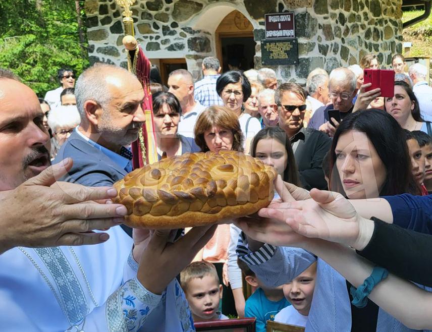 ВОЗУЋА, 4. ЈУНА /СРНА/ - Протојереј-ставрофор Зоран Живковић, парох завидовићки и возућки, позвао је данас Србе поријеклом из Возуће да не продају своју имовину и указао на велики проблем лошег пута према манастиру Возућица, задужбини краља Драгутина Немањића.