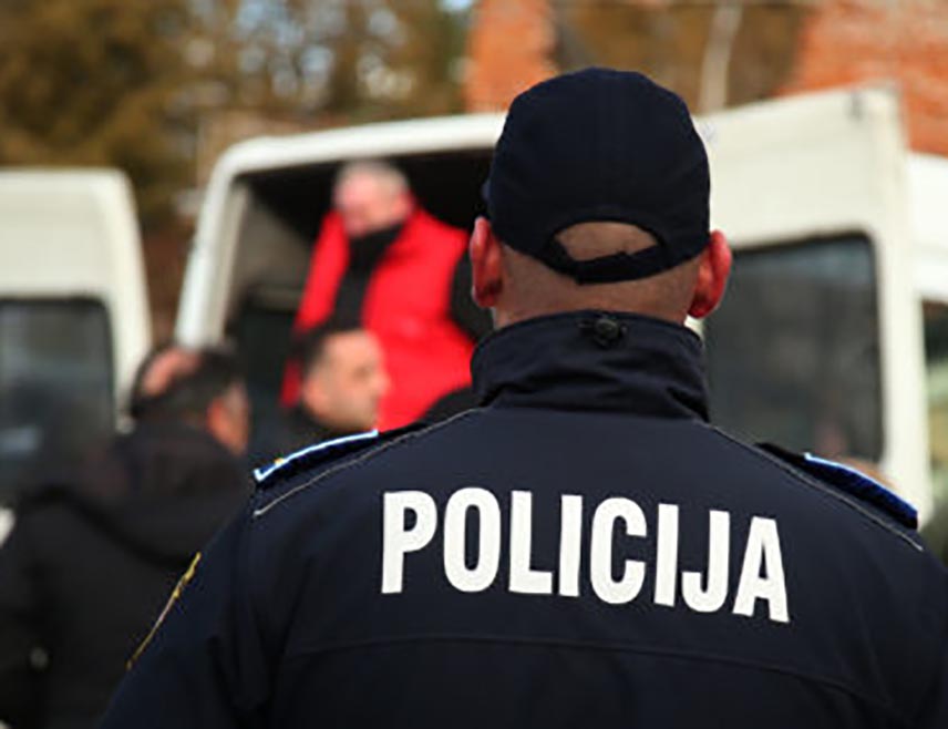 САРАЈЕВО, 6. ЈУНА /СРНА/ - Жена је погинула у саобраћајној несрећи која се јутрос догодила на путу између Бусоваче и Кисељака, код мјеста Поље, речено је Срни из Полицијске станице Бусовача.