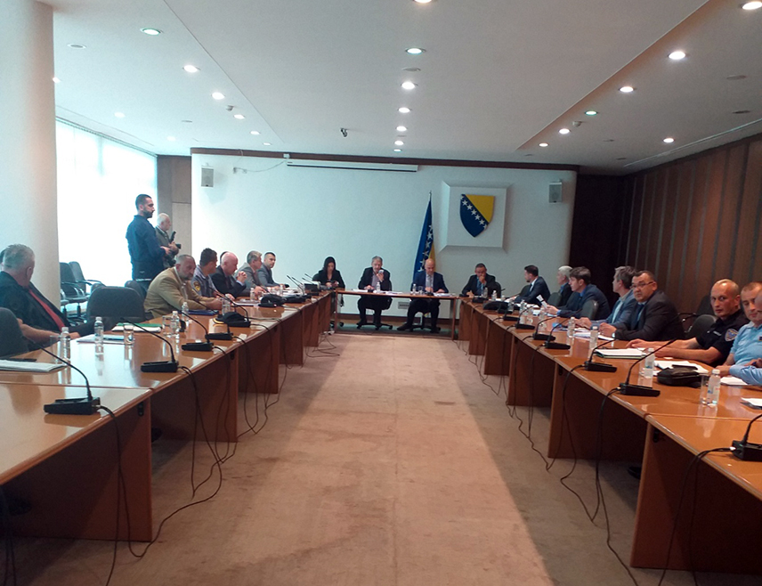 САРАЈЕВО, 6. ЈУНА /СРНА/ - Увођење репресивних мјера за преступе у саобраћају, повећање одговорности власника возила, измјене постојећег закона да би се спријечили губици живота, примијена добре праксе из Републике Српске, неке су од констатација са данашње сједнице Комисије за саобраћај и комуникације Представничког дома парламента БиХ.