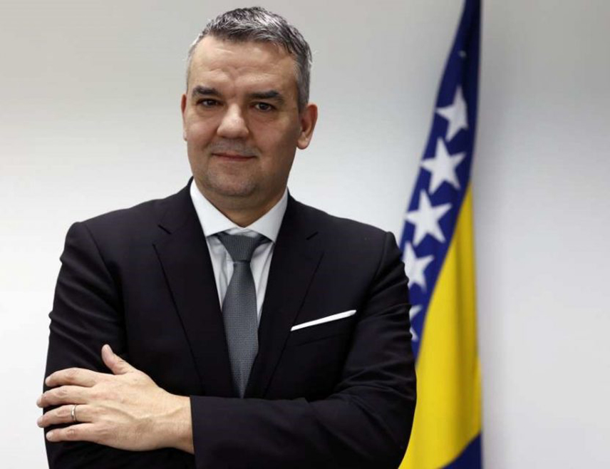 САРАЈЕВО, 7. ЈУНА /СРНА/ - Министарство правде у Савјету министара послаће у наредном периоду ургенцију да се поступи по молби Суда БиХ у вези са изручењем осуђеног некадашњег комаданта Трећег корпуса такозване Армије БиХ Сакиба Махмуљина, рекао је министар правде Давор Буноза на сједници Представничког дома Парламентарне скупштине БиХ одговарајући на посланичко питање Милорада Којића /СНСД/.