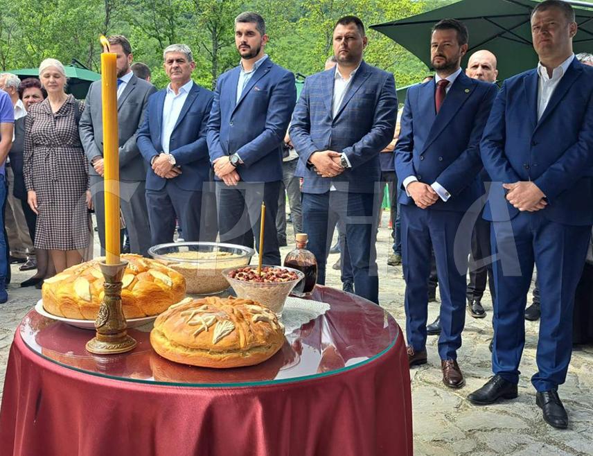 ПОДГОРИЦА, 7. ЈУНА /СРНА/ - У мјесту Дола код Плужина у Пиви данас је, поводом 80 година од страдања више од 520 невиног становништва у Другом свјетском рату и празника Tрећег обретења главе Светог Јована крститеља служена света архијерејска литургија.