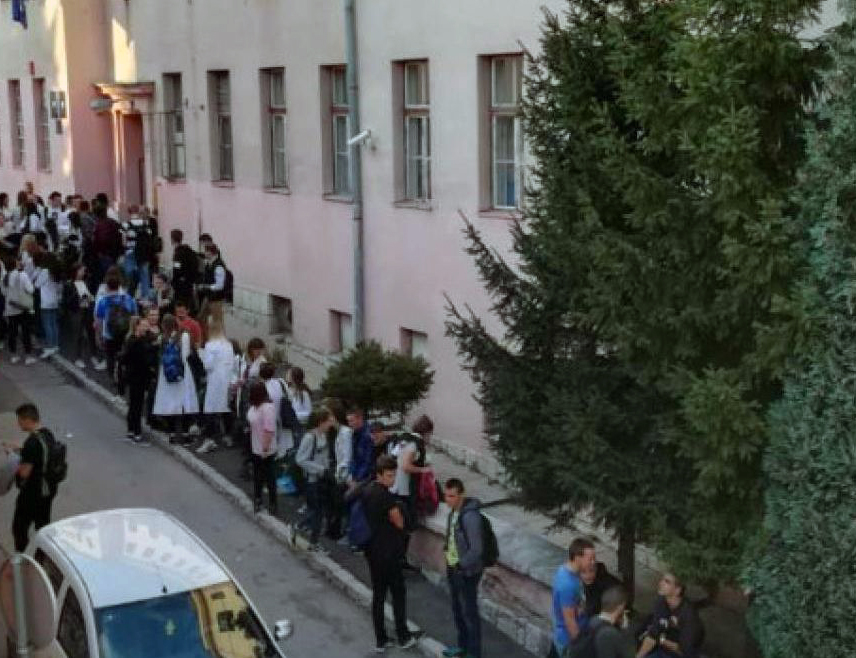 САРАЈЕВО, 7. ЈУНА /СРНА/ - Малољетна ученица Средње медицинске школе на Бјелавама у Сарајеву донијела је јутрос у школу стартни пиштољ, без муниције, потврдила је Срни портпарол Министарства унутрашњих послова /МУП/ Кантона Сарајево Мерсиха Новалић.