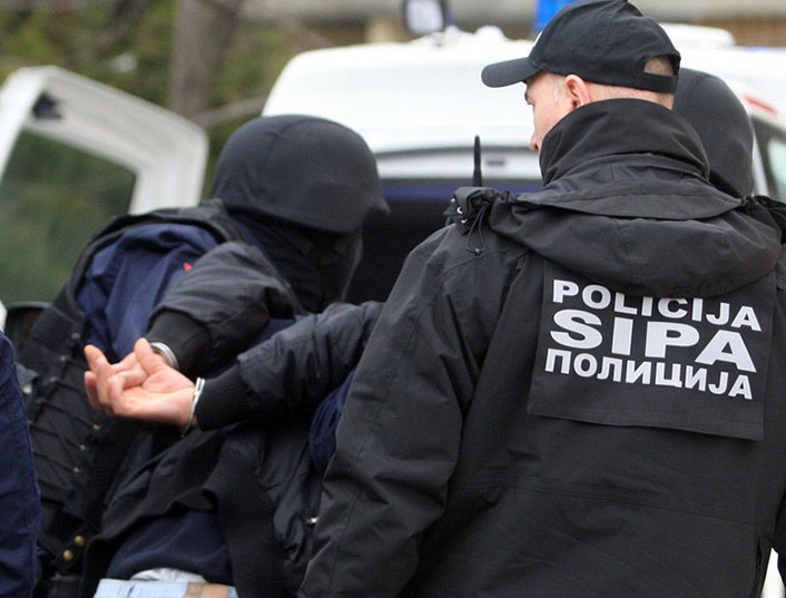 ИСТОЧНО САРАЈЕВО, 9. ЈУНА /СРНА/ - Полицијски службеници Агенције за истраге и заштиту Бих /Сипа/ ухапсили су данас на подручју Велике Кладуше једно лице због сумње да је починило кривично дјело кривотворење службене исправе.