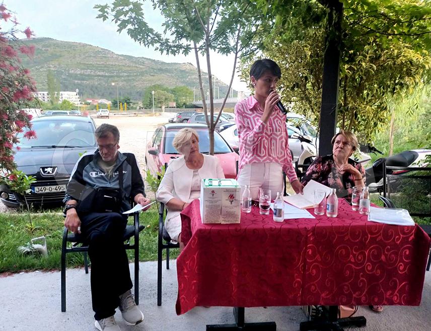 TРЕБИЊЕ, 9. ЈУНА /СРНА/ - У Херцеговини је присутан тренд повећања броја обољелих од карцинома, у просјеку годишње буде око 200 до 250 новообољелих од неке врсте рака, истакнуто је вечерас у Требињу на донаторској вечери Удружења обољелих од малигних болести источне Херцеговине, којем је присуствовала министар здравља Србије Даница Грујичић.