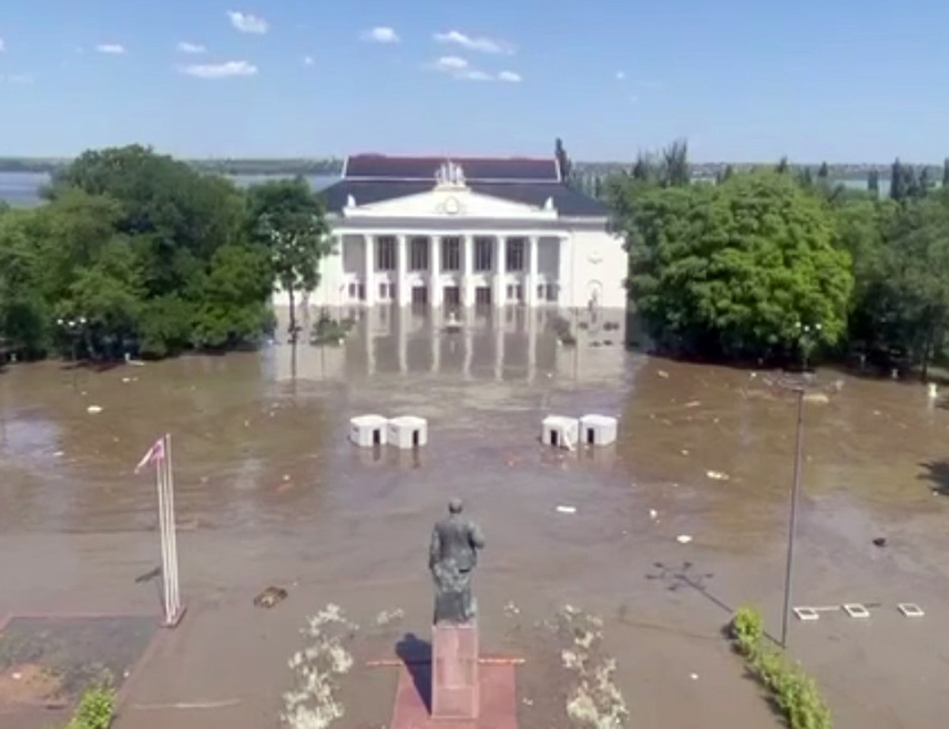 МОСКВА, 10. ЈУНА /СРНА/ - Водостај код оштећене хидроелектране Новаја Каховка опао је за три метра у протекла 24 часа и сада износи седам метара јер је вода почела да отиче у ниже притоке ријеке Дњепар, рекао је данас вршилац дужности гувернера региона Херсон Владимир Салдо.
