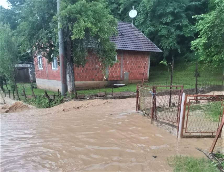 САПНА/КАЛЕСИЈА, 11. ЈУНА /СРНА/ - Општина Сапна прогласила је стање природне несреће због невремена, великих бујица и поплава које су направиле велику материјалну штету, док је на подручју Калесије до сада пријављено плављење 10 стамбених објеката, а уништено је и неколико мостова.