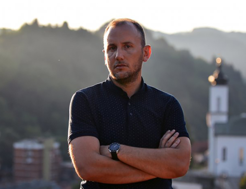 БАЊАЛУКА, 11. ЈУНА /СРНА/ - Предсједник Скупштине Републичке организације породица заробљених и погинулих бораца и несталих цивила Бранимир Којић изјавио је Срни да Срби Сарајева нису погинули да би данас Сарајевски ратни театар био битнији у Бањалуци и да нису Срби у Добровољачкој убијени да би се данас пред Народним позориштем скидала застава Републике Српске.