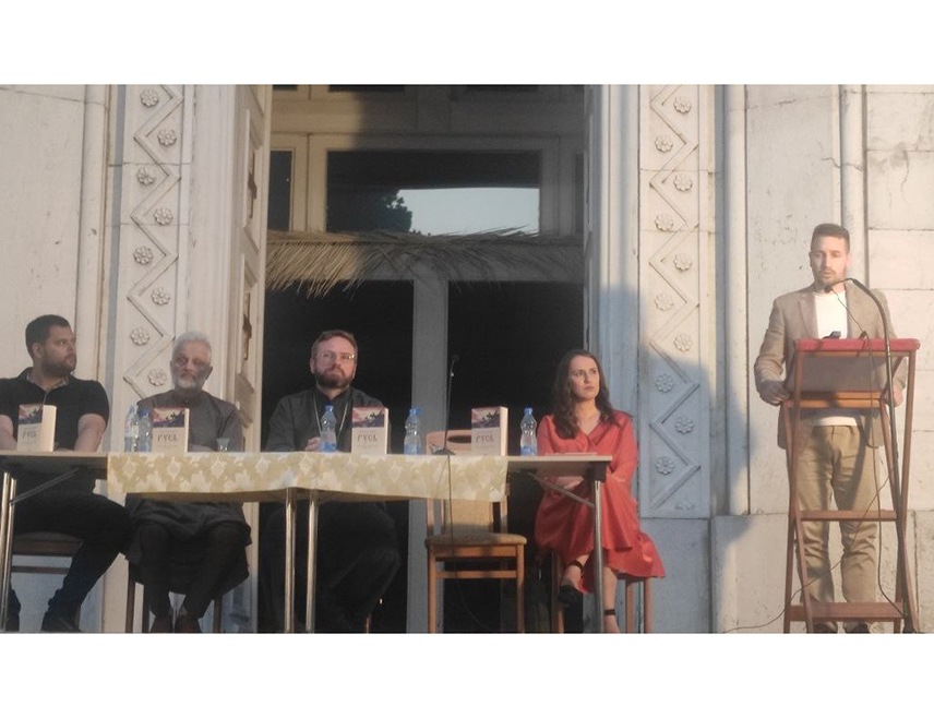 ПОДГОРИЦА, 14. ЈУЛА /СРНА/ - Промоцијом књиге "РУС", протојереја ставрофора Дарка Р. Ђога у порти Саборног храма Светог Василија у Никшићу почела је манифестација "Дани породице Романов".