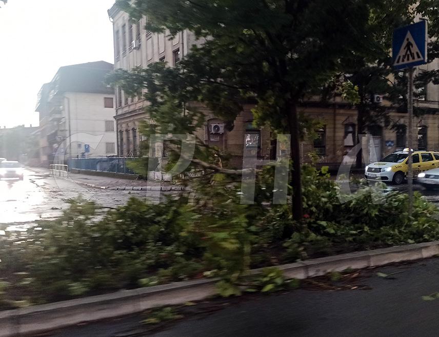 БРЧКО, 19. ЈУЛА /СРНА/ - Једна жена погнула је вечерас у олујном невремену које је захватило Брчко, а више од 20 особа затражило је љекарску помоћ, рекао је Срни портпарол Јавне здравствене установе Сеад Шадић.