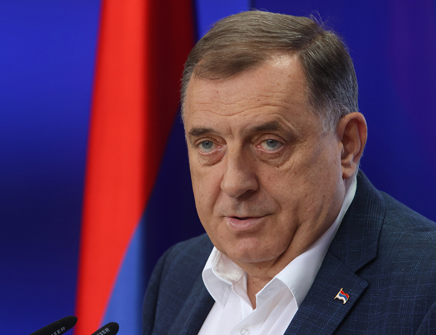 БАЊАЛУКА, 12. АВГУСТА /СРНА/ - Предсједник Републике Српске Милорад Додик изјавио је данас да је у протеклих 15 дана из Велике Британије дошло четири милиона фунти да се умреженим активностима против Републике Српске и њеног руководства прави атмосфера прогона.