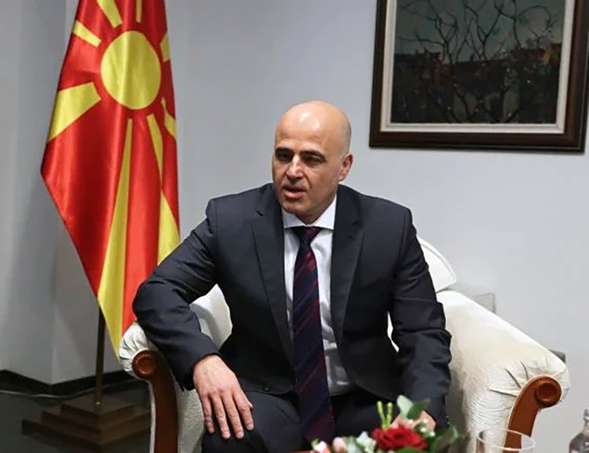 СКОПЉЕ, 12. АВГУСТА /СРНА/ - Истицање заставе "велике Албаније" током манифестације у Тетову, којој је током приватне посјете Сјеверној Македонији присуствовао премијер привремених приштинских институција Аљбин Курти, неприкладна је и недозвољена у држави чланици УН и НАТО-а, саопштено је из Кабинета предсједника Владе Сјеверне Македоније Димитра Ковачевског.