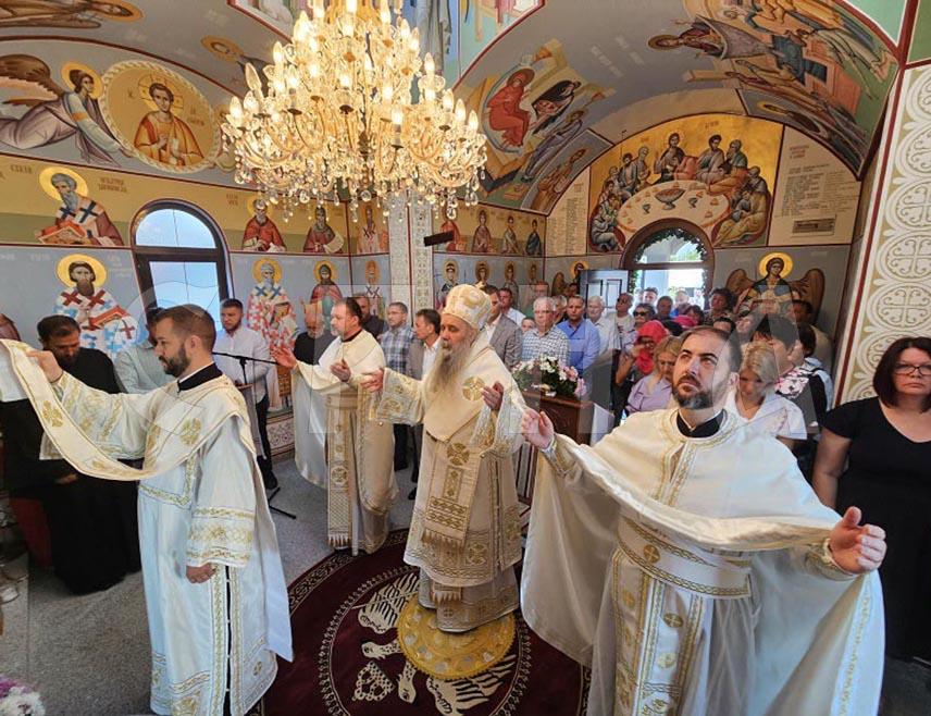 УГЉЕВИК, 15. АВГУСТА /СРНА/ - Његово преосвештенство епископ зворничко-тузлански Фотије рекао је данас да је готово 30.000 Срба дало живот за одбрану Републике Српске и позвао на њено очување у вријеме када је нападнута њена легална власт.