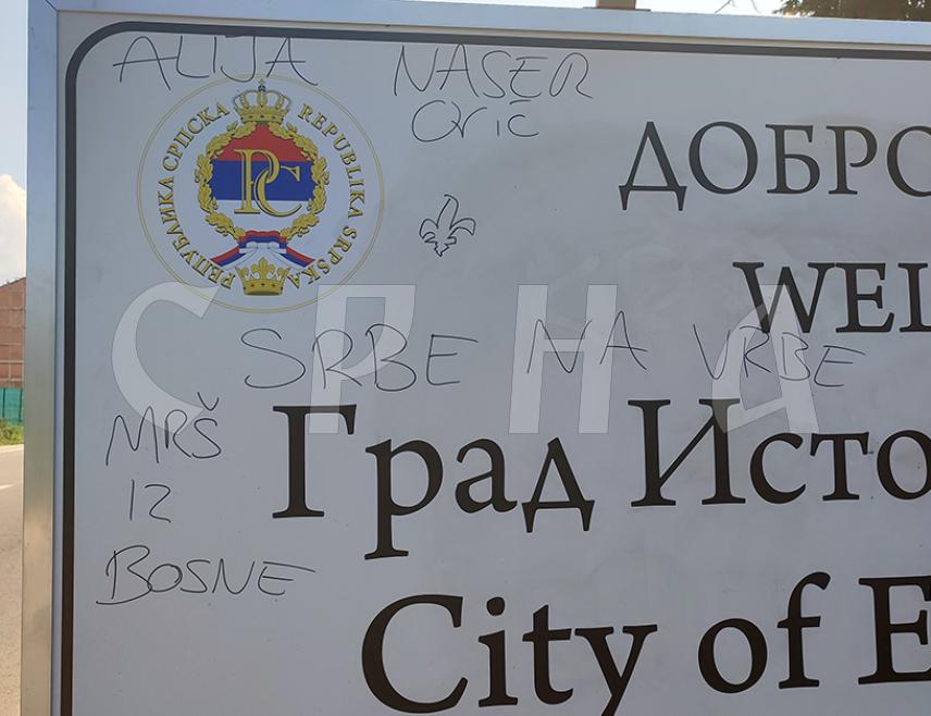 ИСТОЧНО САРАЈЕВО, 23. АВГУСТА /СРНА/ - Табла добродошлице у Источно Сарајево са натписом "Добро дошли у Источно Сарајево, град 157.000 Срба који су морали напустити Сарајево", у општини Источна Илиџа ишарана је данас увредљивим садржајем упућеним Србима, између осталог, и са "Алаху екбер".