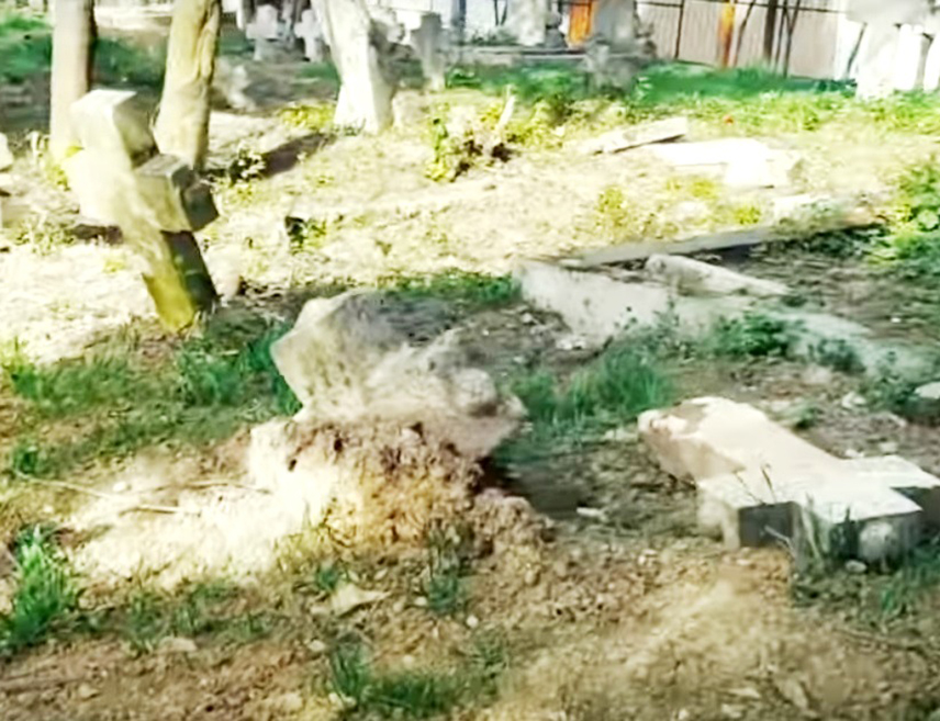 САРАЈЕВО, 6. СЕПТЕМБРА /СРНА/ - Непознати починиоци срушили су осам споменика Србима сахрањеним на старом православном гробљу Кромољ у Сарајеву, саопштено је из Одбора за заштиту права Срба у Федерације БиХ /ФБиХ/.