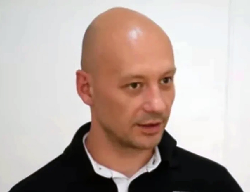 САРАЈЕВО, 14. СЕПТЕМБРА /СРНА/ - Двоструки убица Алекса Мицан који је пуштен на допуст није се данас вратио у затвор у Зеници, гдје издржава затворску казну од 25 година, због чега је за њим расписана потјерница, јавили су федерални медији.