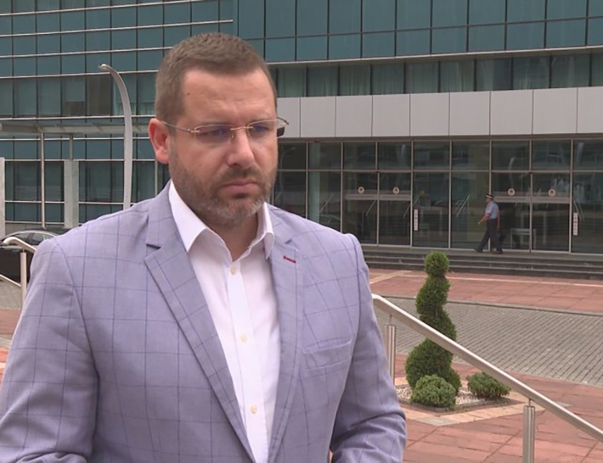 БАЊАЛУКА, 15. СЕПТЕМБРА /СРНА/ - Портпарол СНСД-а Радован Ковачевић рекао је да је СНСД, са народом, давно срушио опозицију која се сада, са Кристијаном Шмитом, до краја укопава.