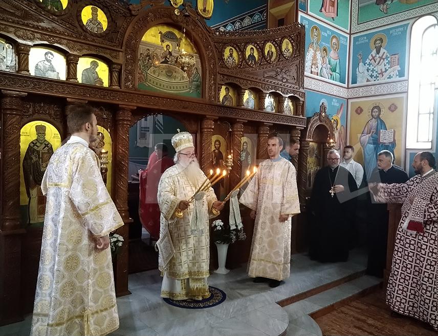 ИСТОЧНО САРАЈЕВО, 17. СЕПТЕМБРА /СРНА/ - Његово високопреосвештенство митрополит дабробосански Хризостом поручио је данас у бесједи након Свете архијерејске литургије поводом славе града Источно Сарајево - Светог Петра Дабробосанског, да је тај светитељ  могао да одговори на изазове сваког времена, да је био мудар, те да није чудо што га је Црква Божија поставила да буде митрополит у Сарајеву у најтежа времена.