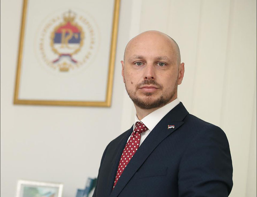 САРАЈЕВО, 17. СЕПТЕМБРА /СРНА/ - Посланик Српског клуба у Представничком дому Парламентарне скупштине БиХ Милан Петковић изјавио је Срни да постављање ратне заставе под којом се борила такозвана Армија БиХ на Влашићу сигурно не шаље поруке суживота и мира у БиХ, већ подсјећа Србе, али и неке друге народе на злочине које је та војска чинила.