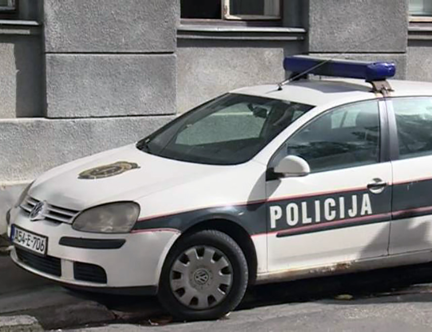 БАЊАЛУКА, 18. СЕПТЕМБРА /СРНА/ - На магистралном путу Коњиц-Јабланица у мјесту Лендава због саобраћајне незгоде у којој су учествовала три путничка и једно теретно возило саобраћа се успорено, саопштено је из Ауто-мото савета Републике Српске.