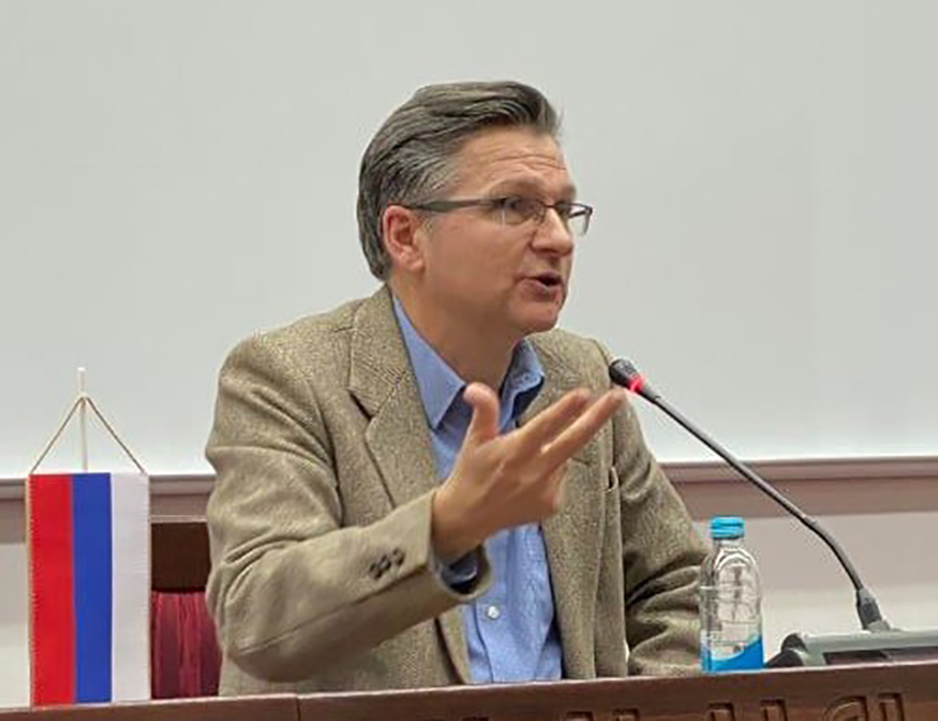 БЕОГРАД, 21. СЕПТЕМБРА /СРНА/ - Историчар Милош Ковић оцијенио је за Срну да посљедњи потези и изјаве Кристијана Шмита показују да ово што ради из трагикомедије прелази у чисту комедију и истакао да на његове акције треба гледати као на неку врсту неоколонијалног авантуризма.