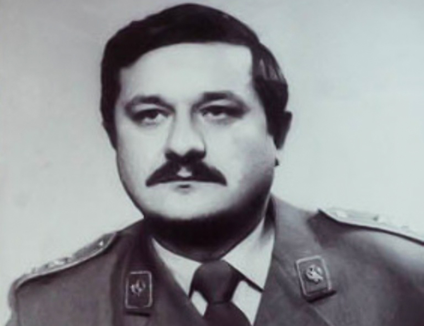 БИЈЕЉИНА, 28. СЕПТЕМБРА /СРНА/ - Мајор Милан Тепић /1957-1991/ погинуо је 29. септембра 1991. године, када је током борби са хрватским паравојним јединицама дигао у ваздух касарну ЈНА у Бјеловару, не желећи да непријатељу преда складиште са оружјем.