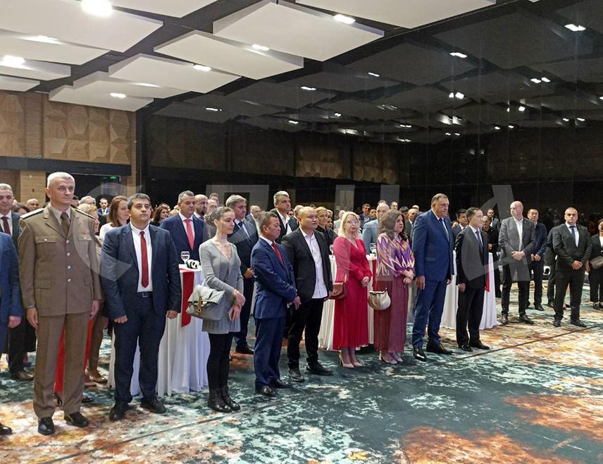 САРАЈЕВО, 28. СЕПТЕМБРА /СРНА/ - Предсједник Републике Српске Милорад Додик присуствује свечаном пријему који је у Сарајеву уприличио кинески амбасадор у БиХ Ђи Пинг поводом 74 године од оснивања Народне Републике Кине.