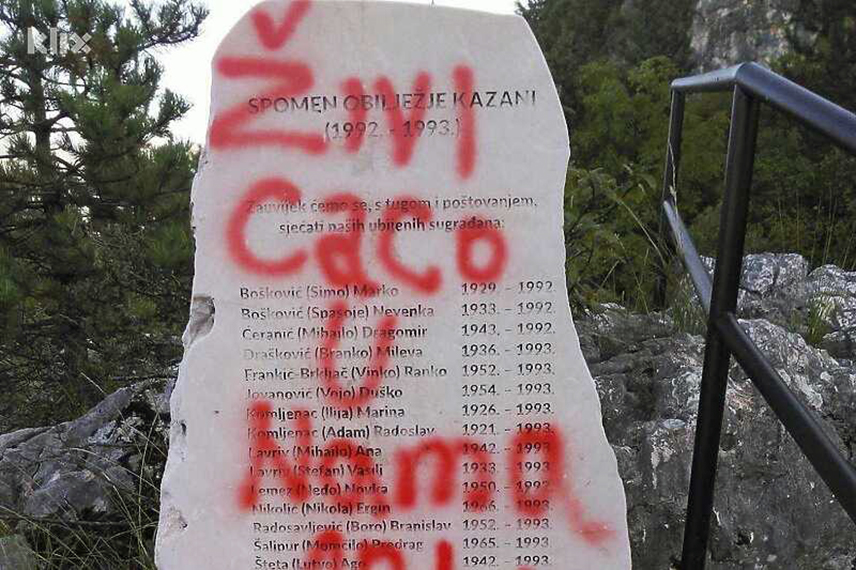 САРАЈЕВО, 29. СЕПТЕМБРА /СРНА/ - Министарство унутрашњих послова /МУП/ Кантона Сарајево добило је пријаву да је протекле ноћи на Казанима оскрнављен споменик убијеним грађанима Сарајева, рекла је Срни портпарол кантоналног МУП-а Мерсиха Новалић.